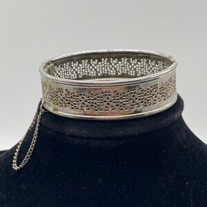 Vintage Silver Tone Filigree Hinged Bangle Bracelet With Safety Chain **NOTE**